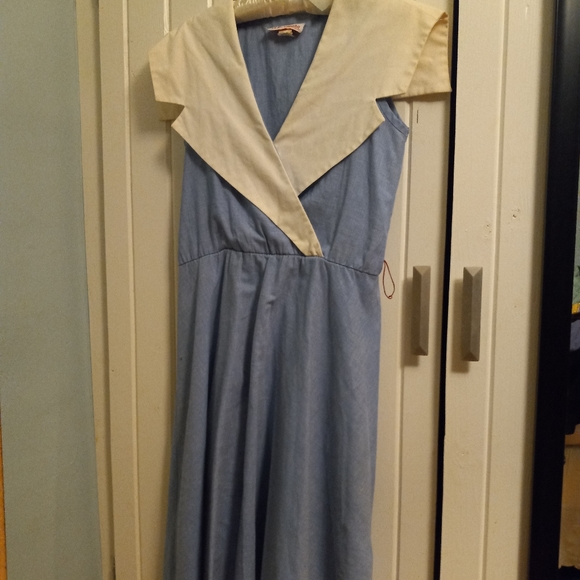 Vintage sleeveless dress with belt - Picture 4 of 13